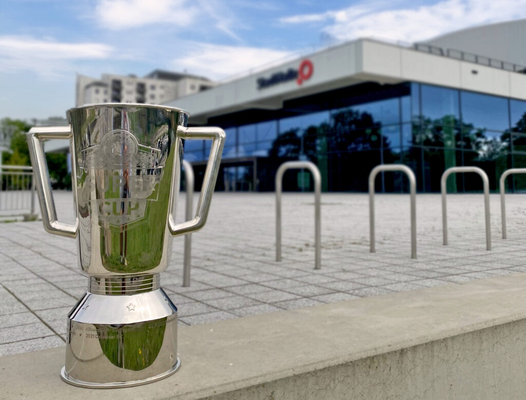 Supercup Pokal vor der Rostocker StadtHalle | Foto: SSC