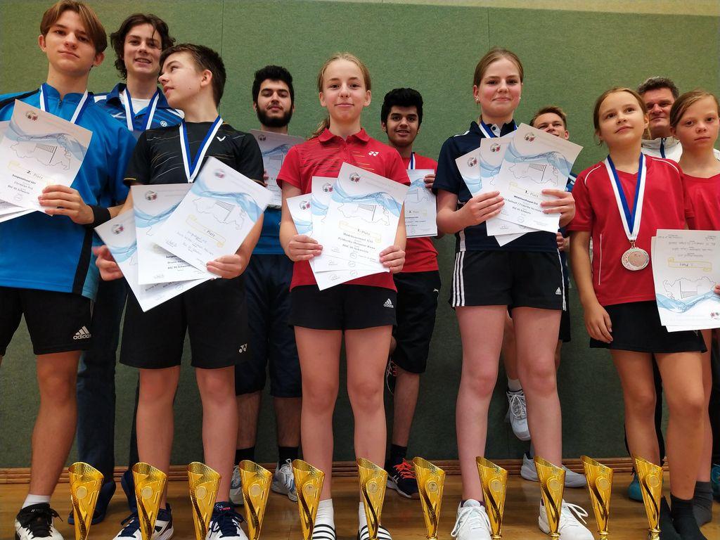 Schweriner Nachwuchsspieler brillieren bei den Landeseinzelmeisterschaften im Badminton mit 20 Podestplätzen und 8 Landesmeistertiteln.