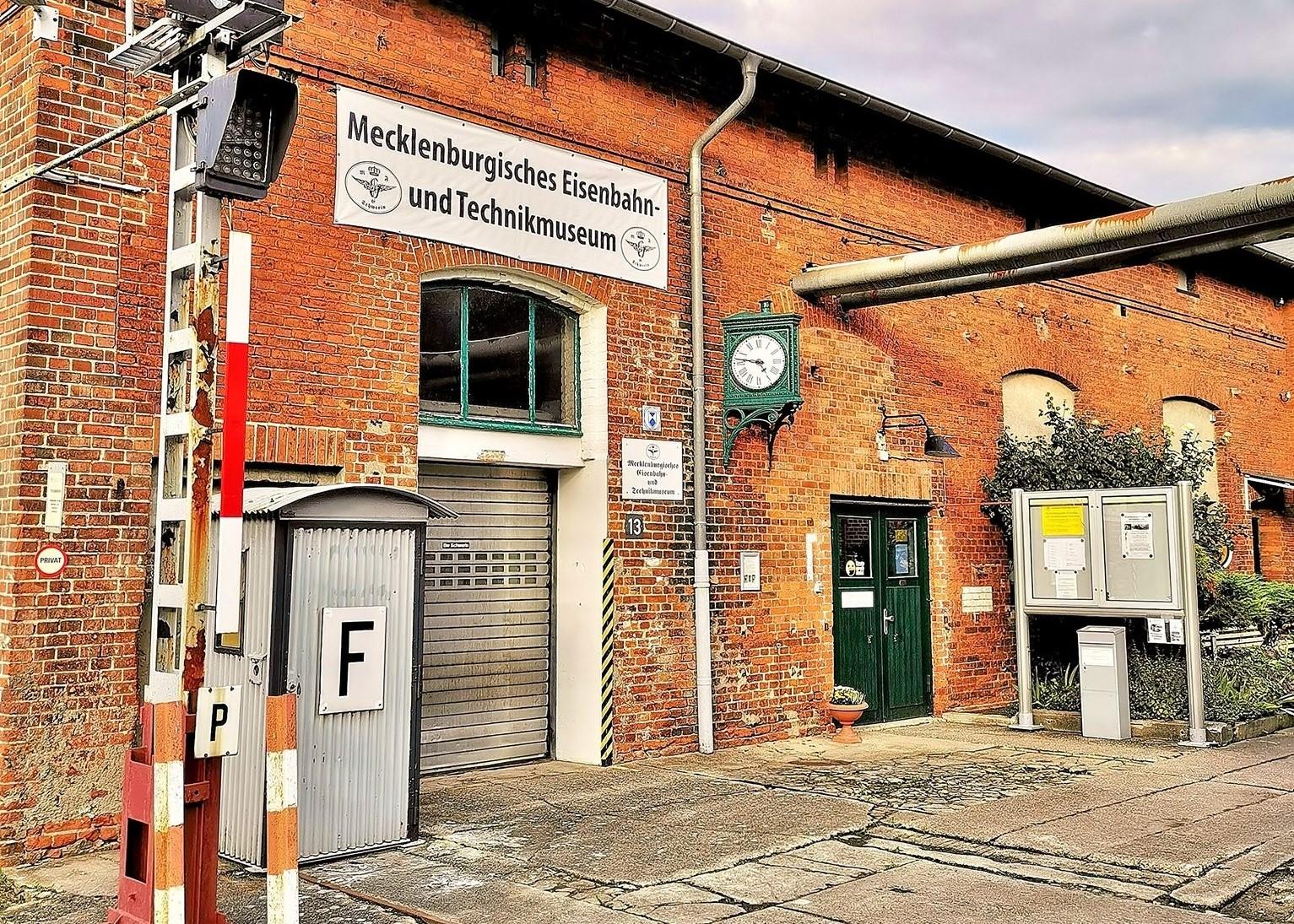 Wiederaufbau nach Brand: Schweriner Eisenbahn- und Technikmuseum plant schrittweise Wiedereröffnung 