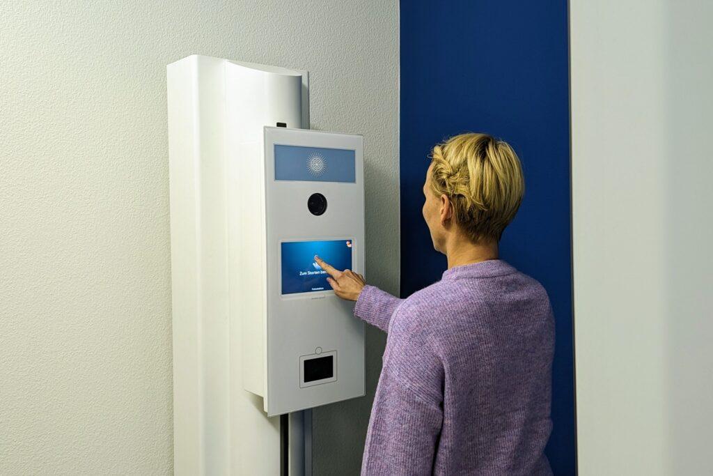 Die neue Fotobox erleichtert das Erstellen biometrischer Passbilder. Das fertige Bild wird digital an den Dokumentenservice übermittelt. | Foto: Landeshauptstadt Schwerin