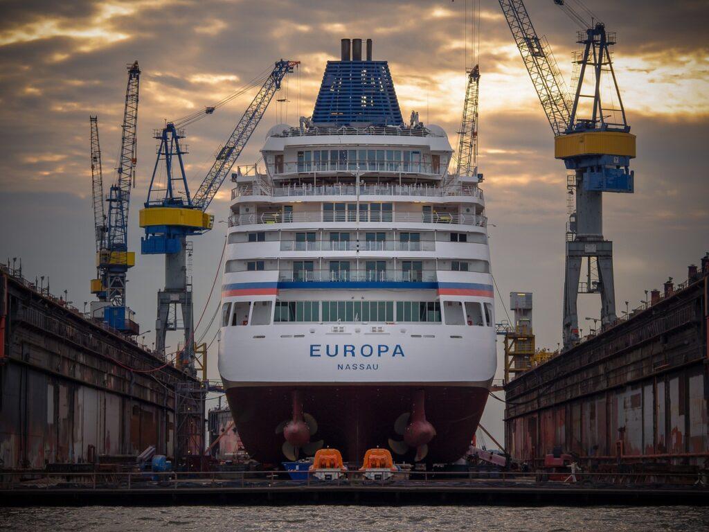 Die maritime Wirtschaft in Norddeutschland kämpft mit Herausforderungen, darunter Rückgänge im Schiffbau und der Schifffahrt.