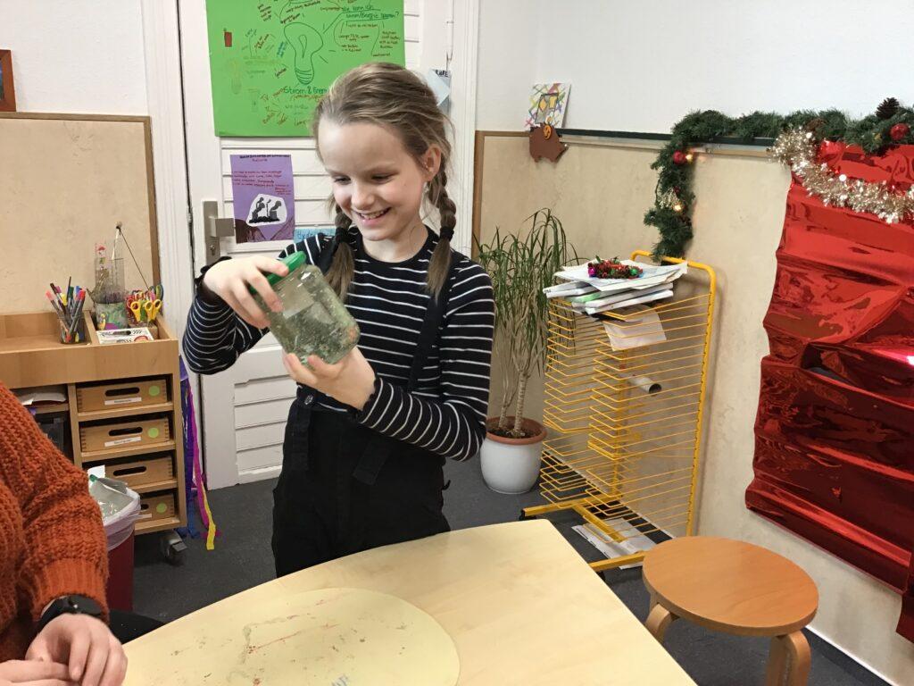 Die achtjährige Nicola bestaunt ihr Werk. Gemeinsam mit ihren Freunden im Hort Paulsstädter Fritzen hat sie schillernde Schneekugeln gebastelt
