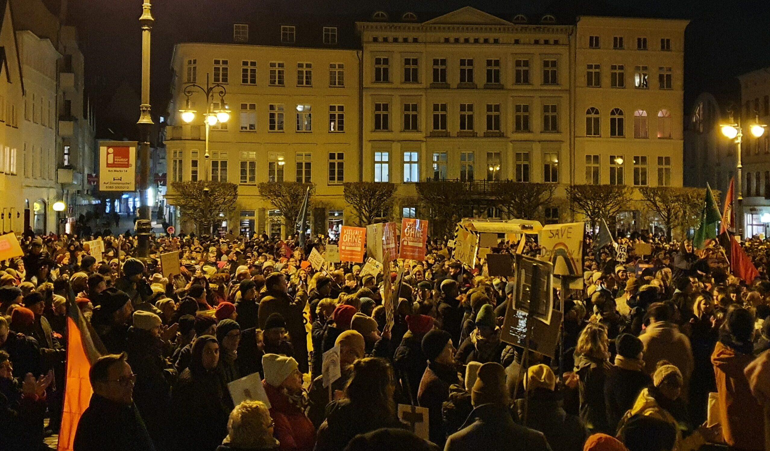 Schwerin für alle: 2.500 Menschen demonstrieren gegen Rechtsextremismus 