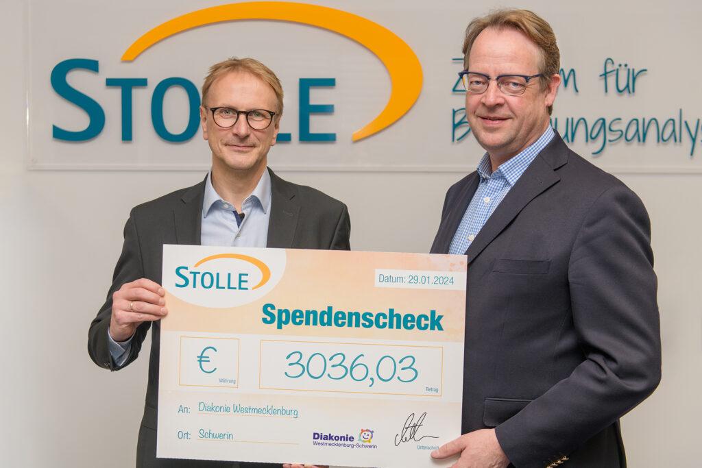 Detlef Möller (r.), Geschäftsführer STOLLE Sanitätshaus GmbH & Co.KG, übergibt die Spende an Dr. Ulf Harder (l.), Stiftspropst und theologischer Geschäftsführer der Diakonie. | Foto: Maxpress