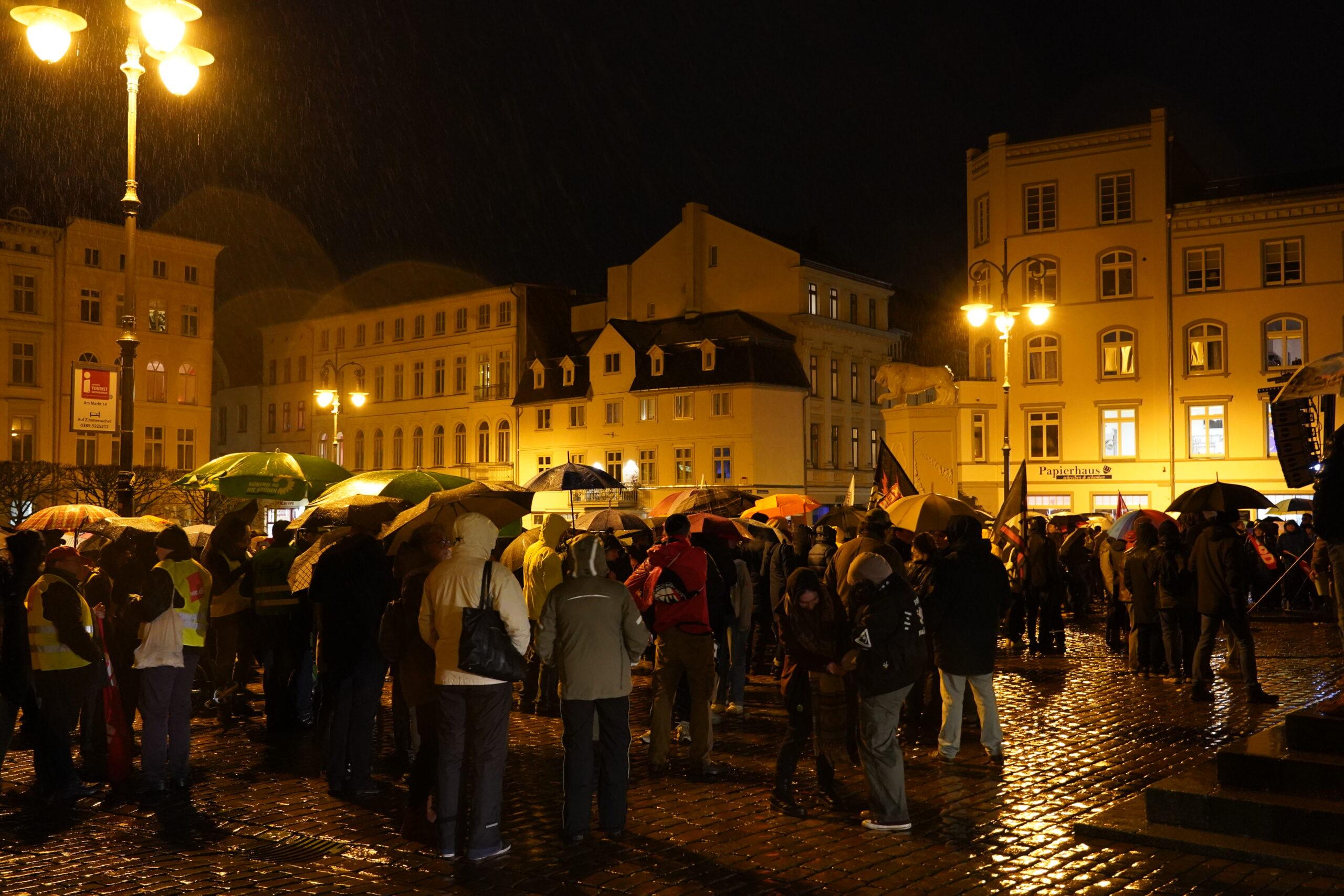 "Schwerin für Alle" auf dem Marktplatz: 700 Menschen demonstrieren gegen Rechtsextremismus 