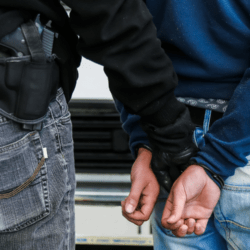 Polizist mit Pistole bei einer Verhaftung