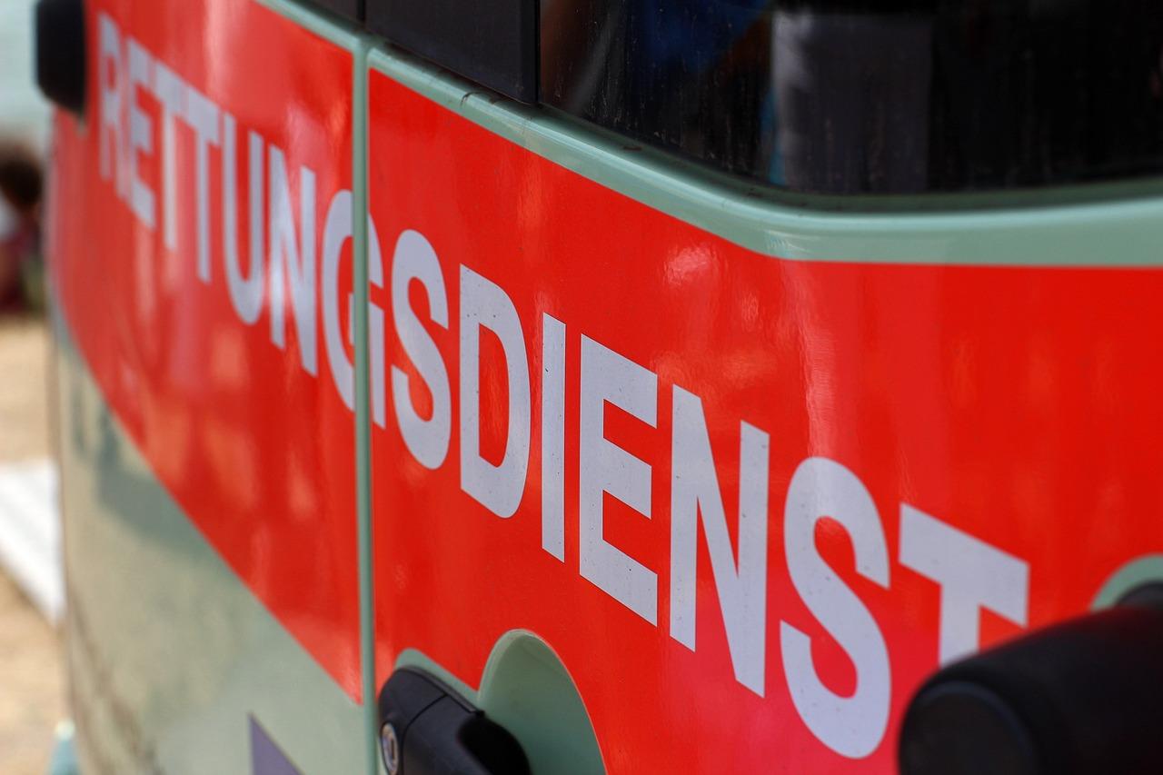Zwei Personen verletzt: Schwerer Unfall auf B208 zwischen Gadebusch und Wismar 