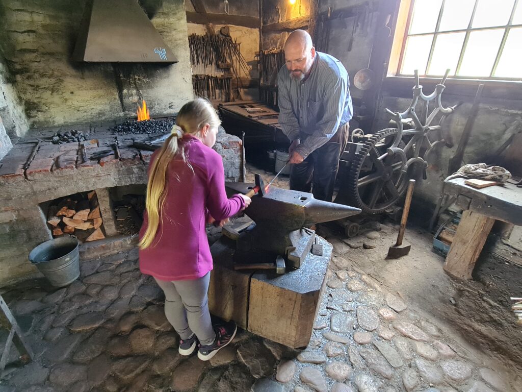 In der historischen Dorfschmiede - Schmiedemeister Heiko Holz erklärt sein altes Handwerk. | Foto: Fred-Ingo Pahl