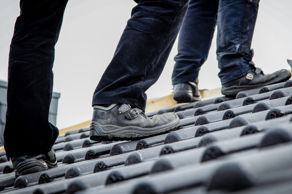 Arbeit auf dem Dach. | Foto: IG Bau