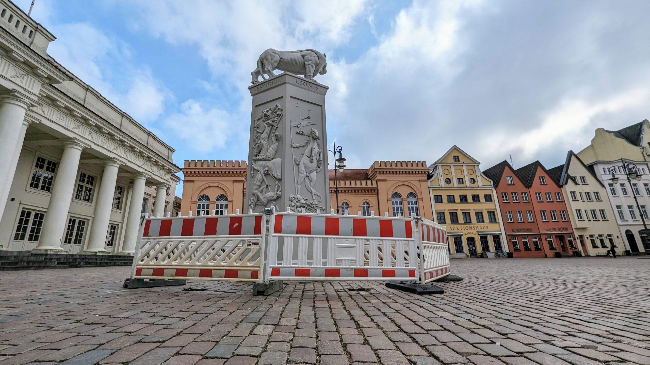 <span style='color:#01688d;font-size:28px;'>Bauarbeiten in Schwerin:</span> <br>Neuer Schutz für das Löwendenkmal auf dem Markt 