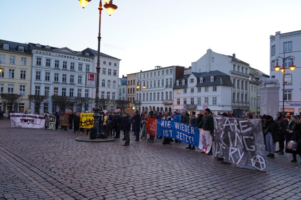 Gegendemonstranten zur Veranstaltung mit Götz Kubitschek in Schwerin 