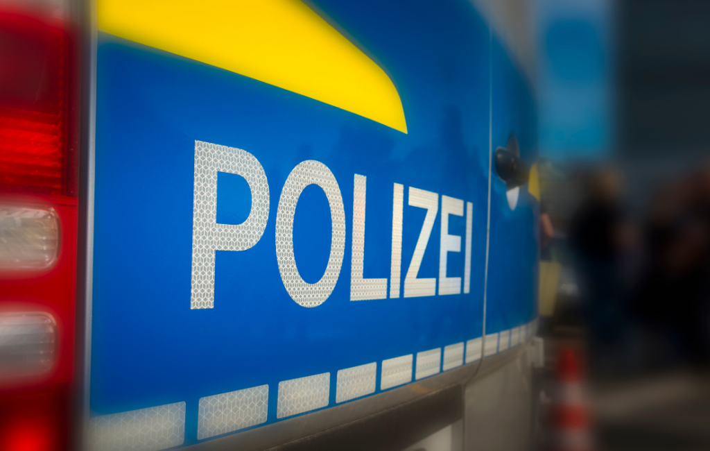 Verfolgungsjagd durch Schwerin: Unbekannter Fahrer entzieht sich Verkehrskontrolle – Polizei sucht Zeugen 