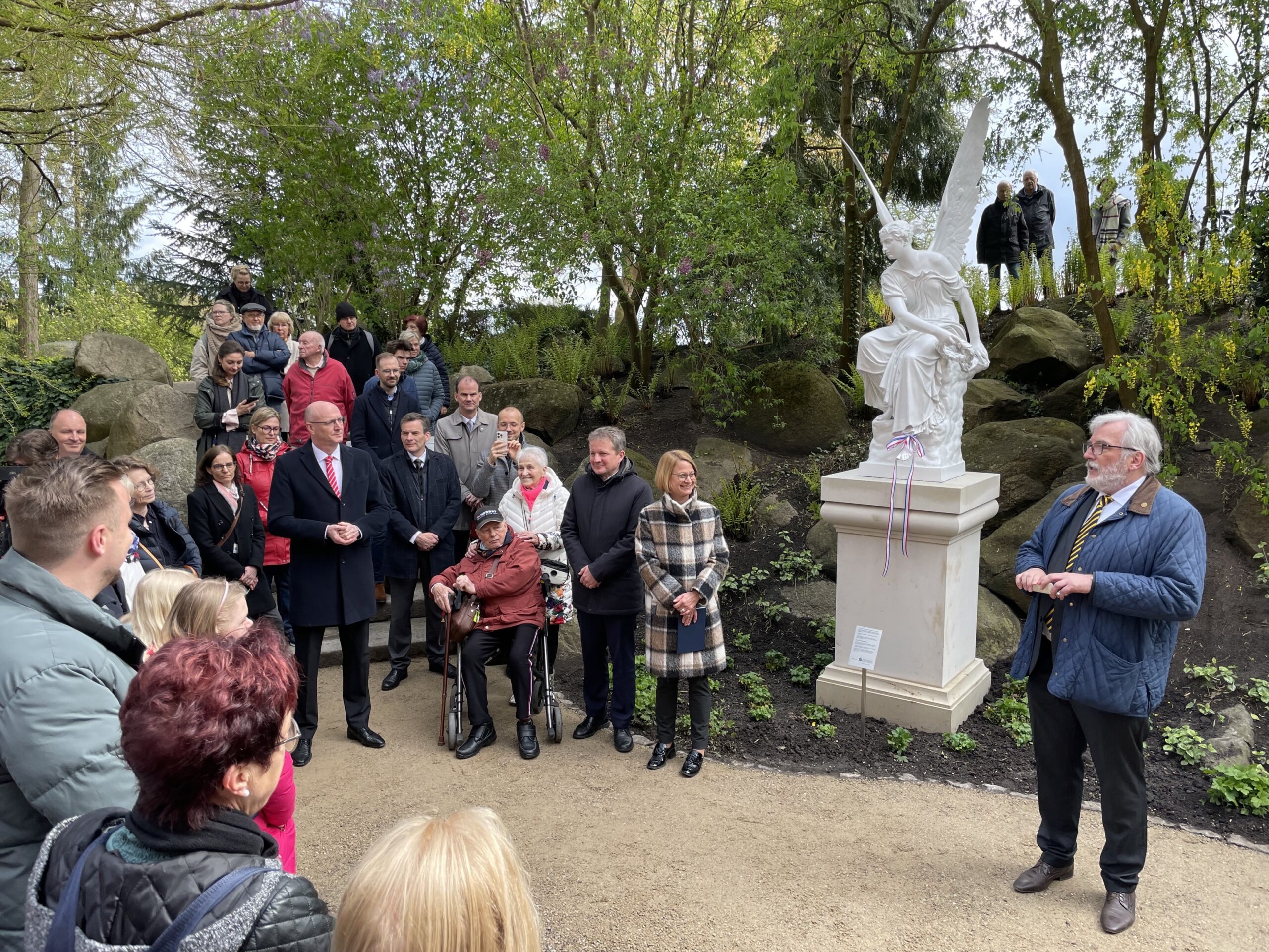 Statue ist zurück: Festakt Übergabe Viktoria Burggarten 