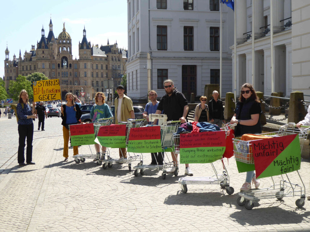 Beim Weltladentag letztes Jahr hat sich der Weltladen mit einer Einkaufswagen-Demonstration für ein wirksames EU-Lieferkettengesetz engagiert. Foto: Ralf Göttlicher