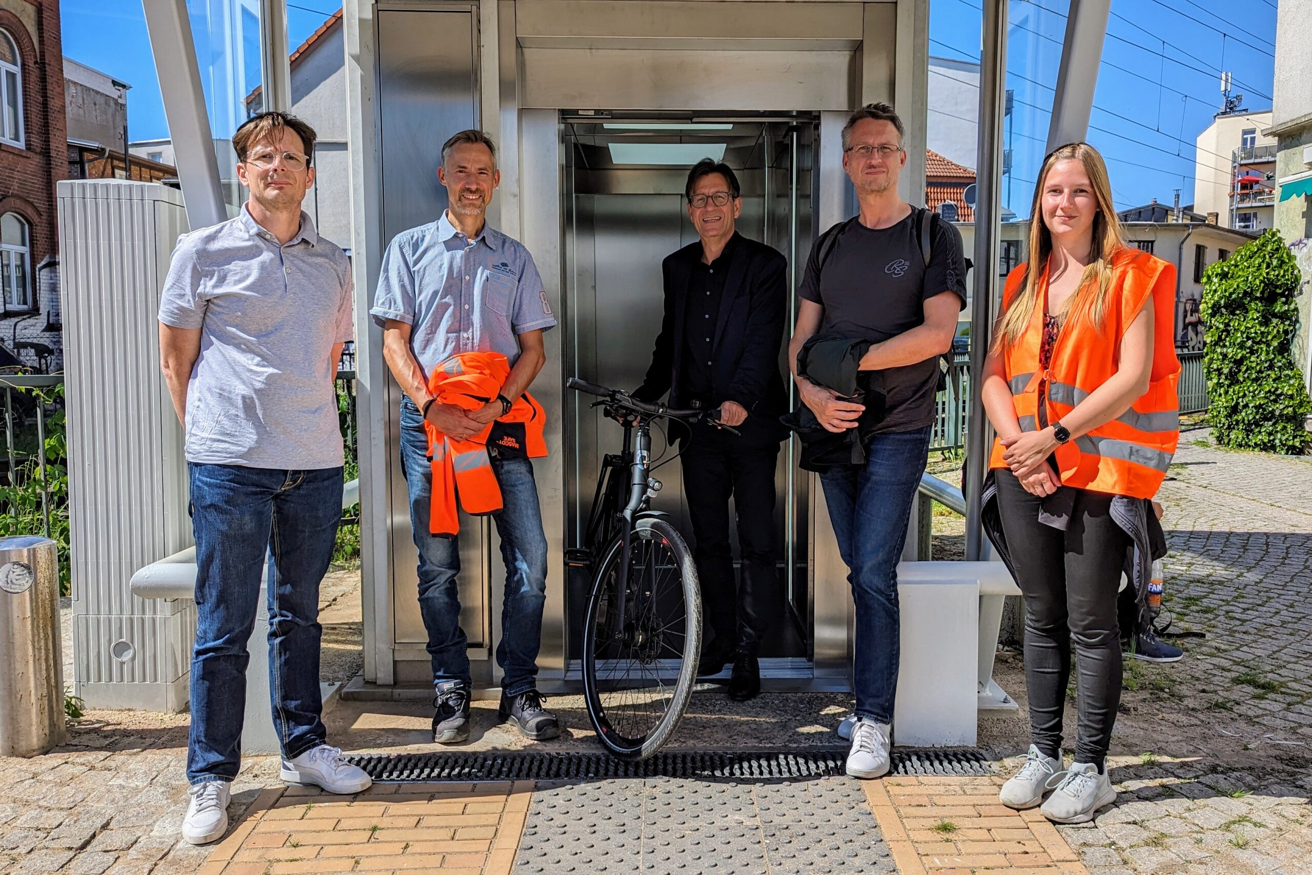 Infrastruktur: Neue Fahrstühle im Fußgängertunnel Lübecker Straße in Betrieb genommen 