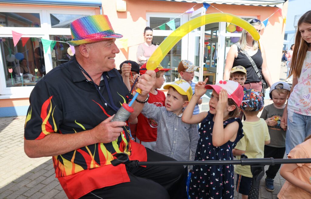 Beim anschließenden Fest formte Bauchredner Eddy Steinfatt lustige Ballonfiguren, Foto: maxpress