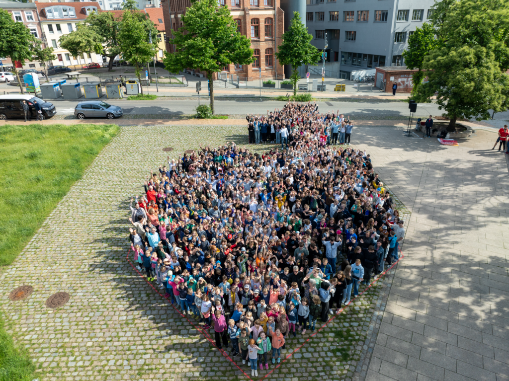 Rund 750 Schülerinnen und Schüler der Nils-Stensen-Schule zeigten am Donnerstag Flagge für Toleranz und Vielfalt. Foto: Dario Rochow 