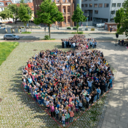 Rund 750 Schülerinnen und Schüler der Nils-Stensen-Schule zeigten am Donnerstag Flagge für Toleranz und Vielfalt. Foto: Dario Rochow
