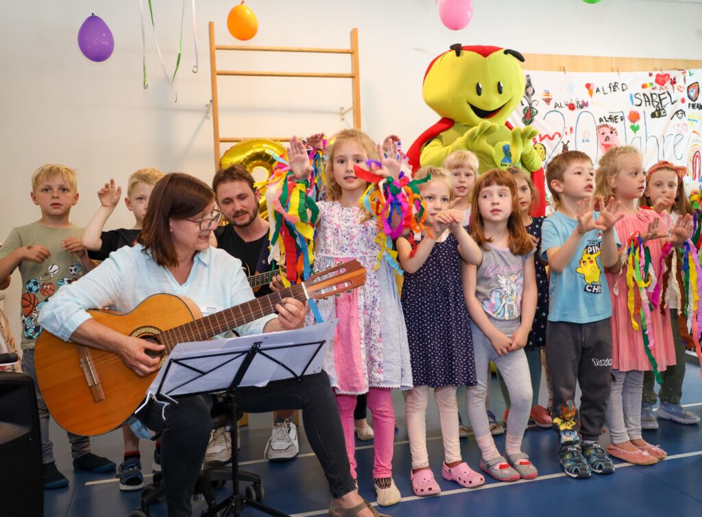 BU2: Die Kita-Kinder überraschten die Gäste mit einem bunten Programm aus Musik, Tanz und Gesang, Foto: maxpress

