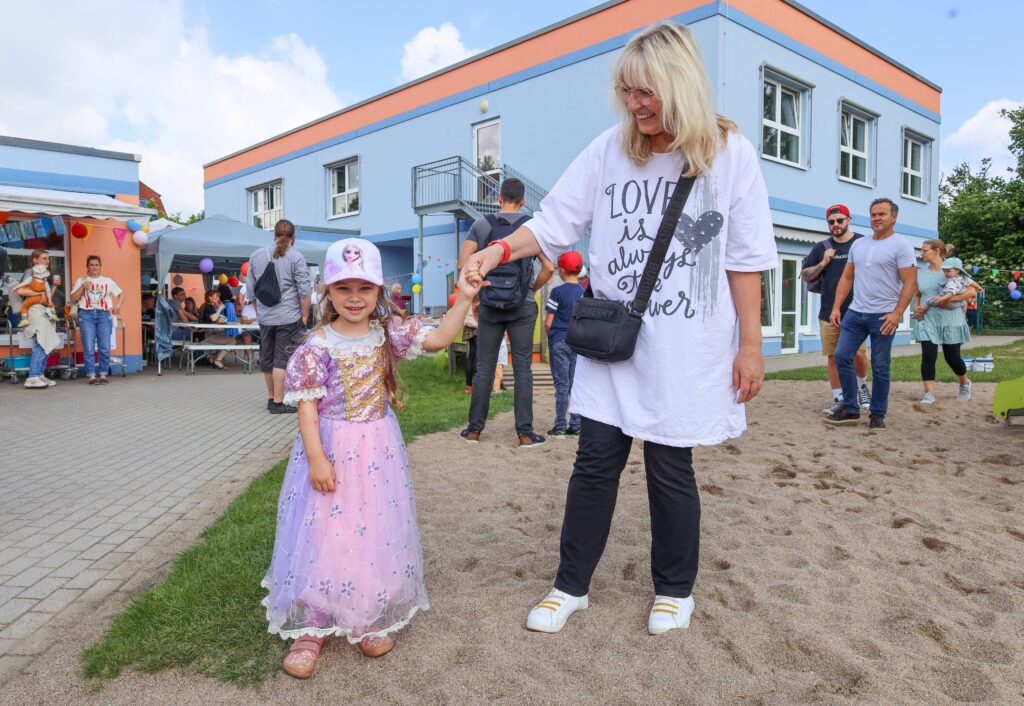 Die kleine Prinzessin hatte sich für das Geburtstagssommerfest besonders hübsch gemacht, Foto: maxpress