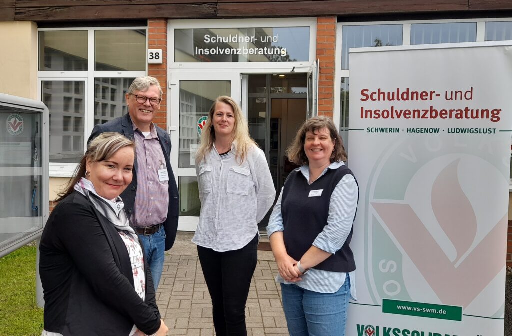 Julia Schecker, Andreas Rosendahl, Sabine Hundt und Leiterin Katja Rosendahl (v.l.n.r.) von der Schuldner- und Insolvenzberatung Schwerin der Volkssolidarität standen den Gästen beim Tag der offenen Tür Rede und Antwort.

Foto: Volkssolidarität SWM/flau