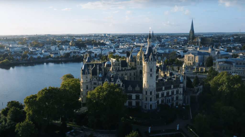 Blick auf das Schweriner Schloss und die Stadt. Foto: Dario Rochow