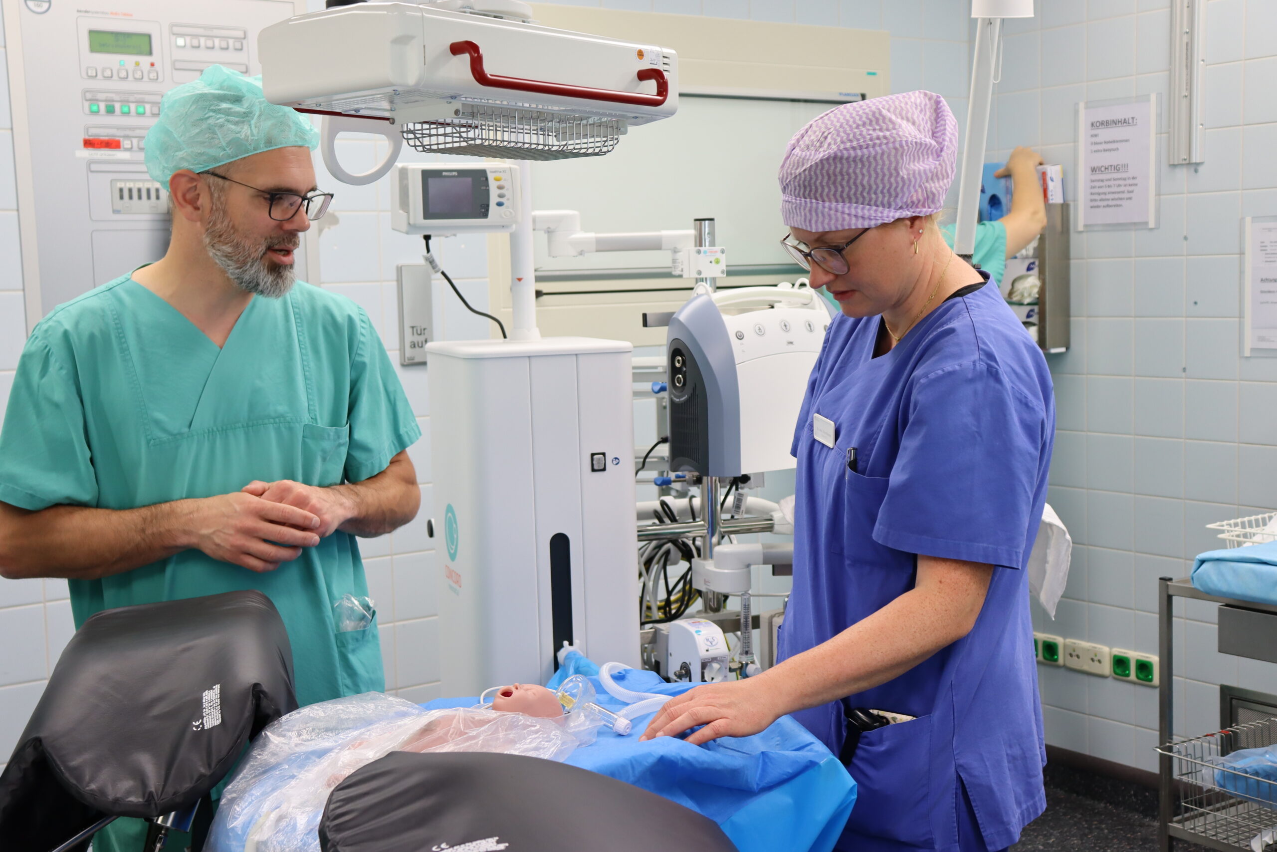 Helios Kliniken: Neues Hilfsmittel erleichtert Versorgung von Frühgeborenen in Schwerin 