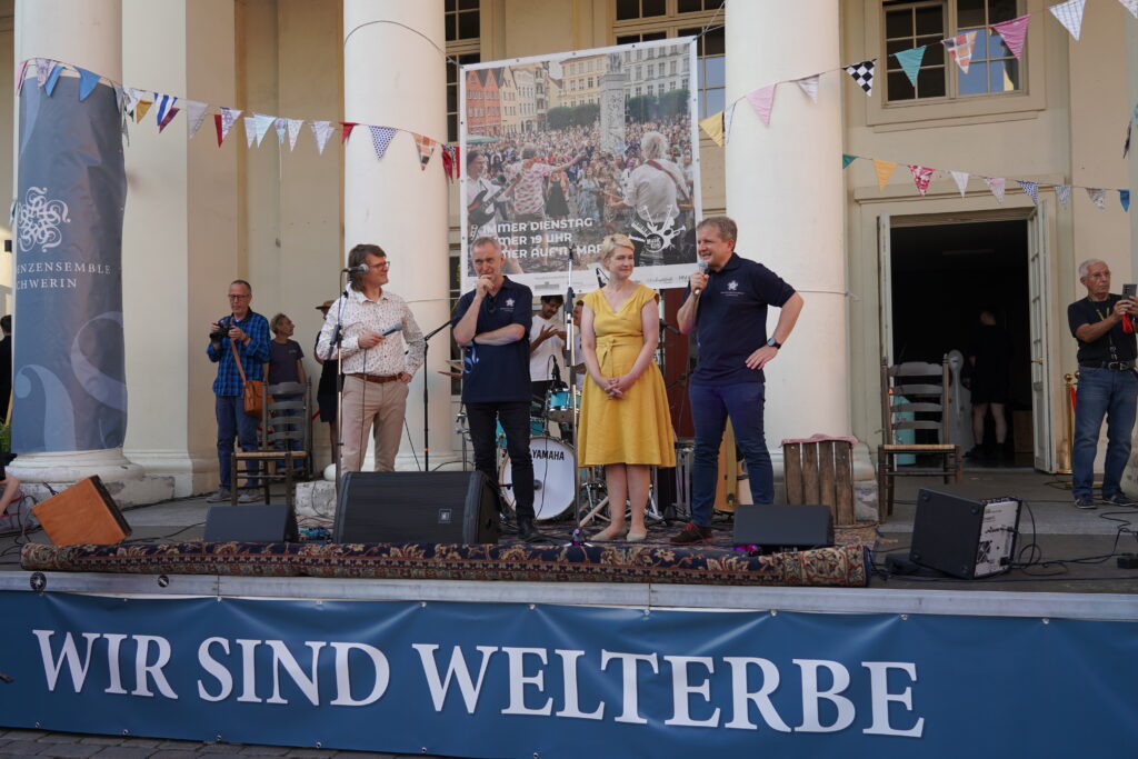 Wir sind Weltkulturerbe - Manuela Schwesig und Rico Badenschier am 30.07.2024 auf dem Markt