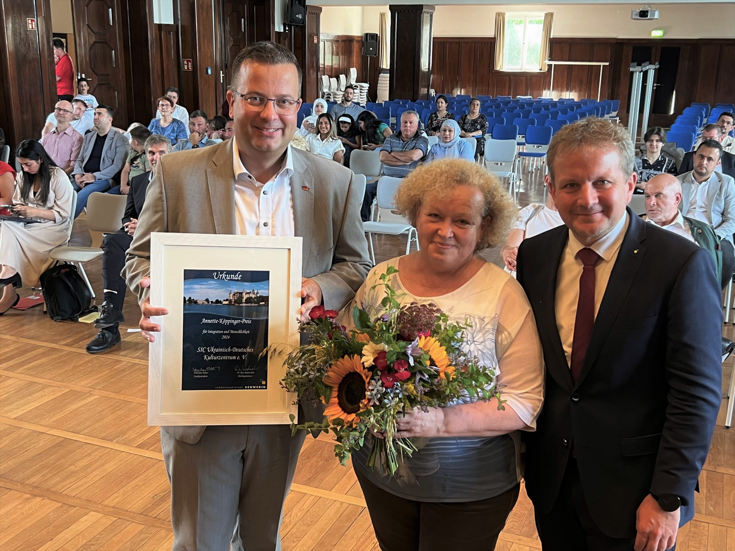 Auszeichnung Integrationsarbeit: Schwerin feiert 415 Einbürgerungen und ehrt Kulturzentrum SIC 