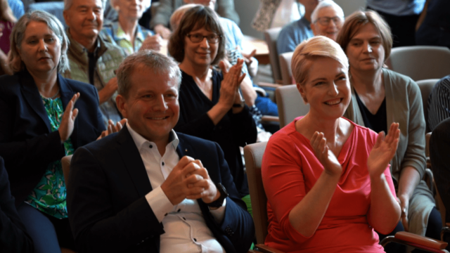 Manuela Schwesig und Dr. Rico Badenschier erfreut nach der Bekanntgabe. Foto: SNO