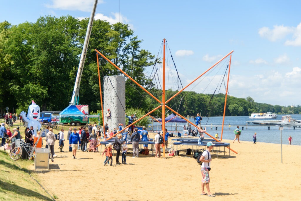 Sportaktionen sind natürlich auch wieder ein Anziehungspunkt des Insel- und Strandfestes – unter anderem Hydrofoiling, Beachhandball, Beachsoccer, Boxen, Fußball und Schach