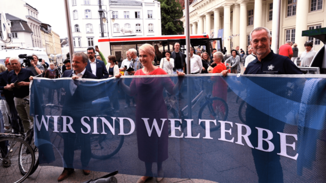 "Wir sind Welterbe" diese Fahne hängt am Rathaus. Foto: SNO