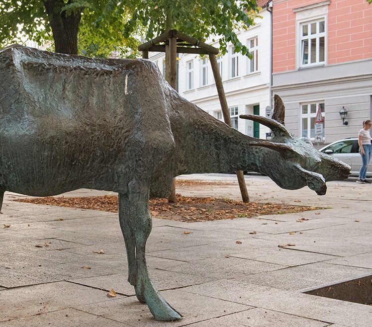 Bronzestatue von Stefan Thomas: Die Ziege der Schelfstadt 