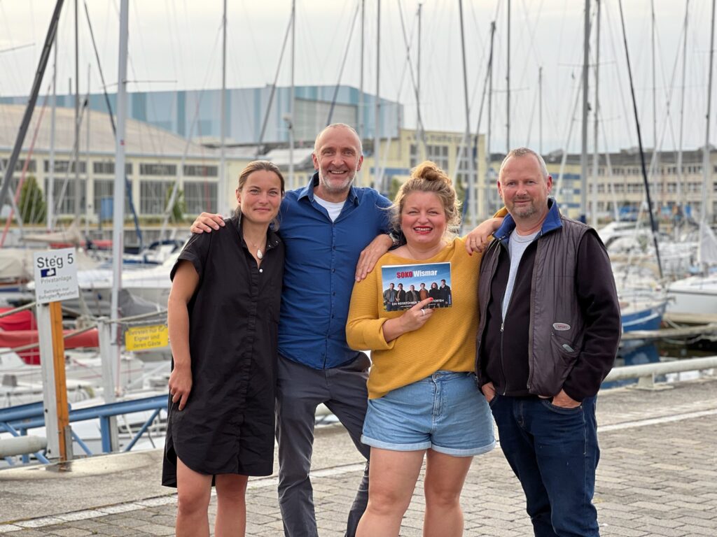 Das Team vom SOKO-Wismar-Buch (v.l.): Grafikerin Anna Pfau, Fotograf Marc Meyerbröker, Autorin Moni Mück und Szenenbildner Erik Rüffler.Foto: Autorenteam 