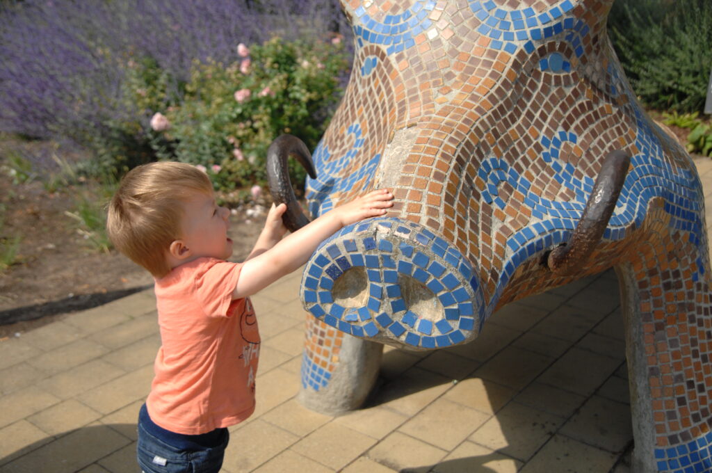 Die Wildschwein-Statue in Schwerin ist ein Anziehungspunkt für Kinder