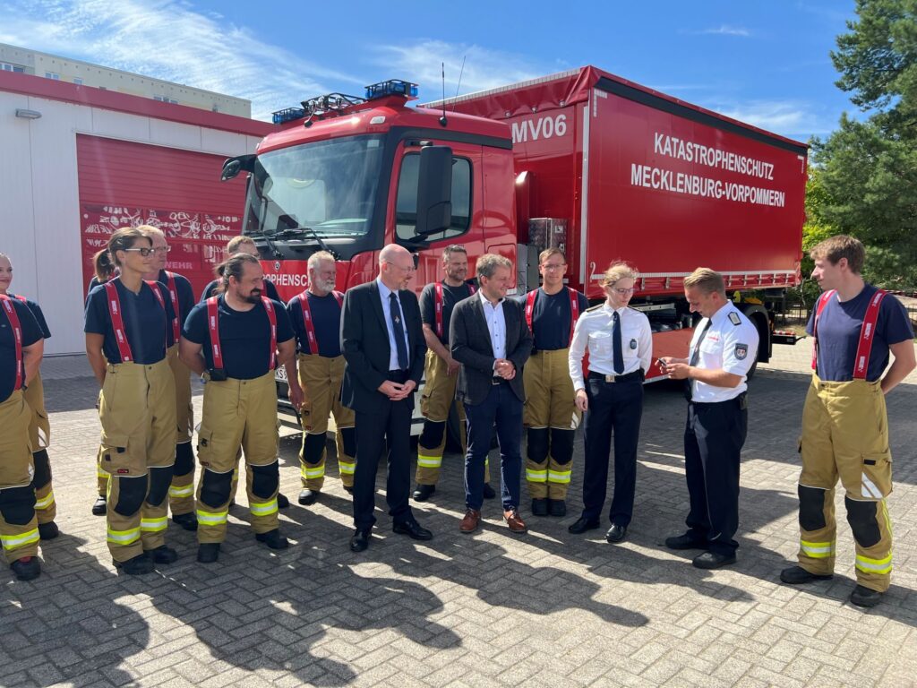 Feuertaufe bestanden: Auch viele Feuerwehrleute der FFW Schlossgarten waren genau wie das neue Wechselladerfahrzeug beim Großbrand in Wüstmark seit dem Wochenende im Einsatz. OB und Innenminister dankten allen Einsatzkräften. Foto: LHSN