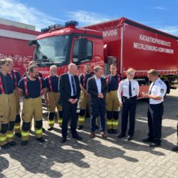 Feuertaufe bestanden: Auch viele Feuerwehrleute der FFW Schlossgarten waren genau wie das neue Wechselladerfahrzeug beim Großbrand in Wüstmark seit dem Wochenende im Einsatz. OB und Innenminister dankten allen Einsatzkräften. Foto: LHSN