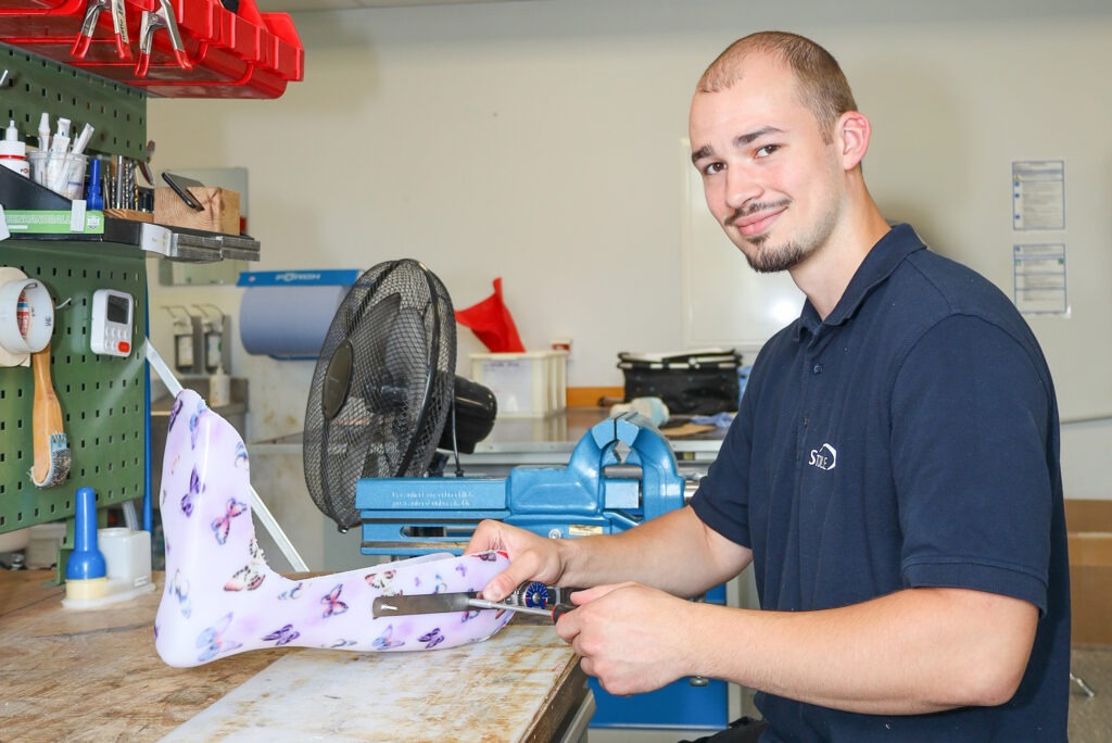 Mattis Redder ist einer von neun Mitarbeitern in der Kinderorthopädie beim STOLLE Sanitätshaus. Der 21-Jährige hat seine Ausbildung mit Bravour bestanden und sich bewusst für diese Abteilung entschieden. In insgesamt sieben Bereichen sind Azubis willkommen.