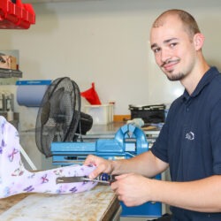 Mattis Redder ist einer von neun Mitarbeitern in der Kinderorthopädie beim STOLLE Sanitätshaus. Der 21-Jährige hat seine Ausbildung mit Bravour bestanden und sich bewusst für diese Abteilung entschieden. In insgesamt sieben Bereichen sind Azubis willkommen.