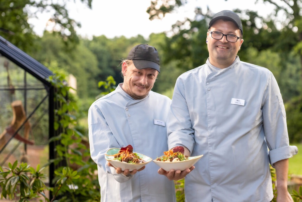 Leckere Speisen werden freundlich vom Team der Hoftheke serviert