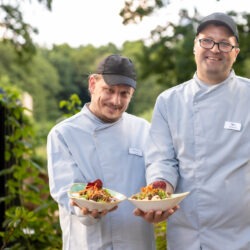 Leckere Speisen werden freundlich vom Team der Hoftheke serviert