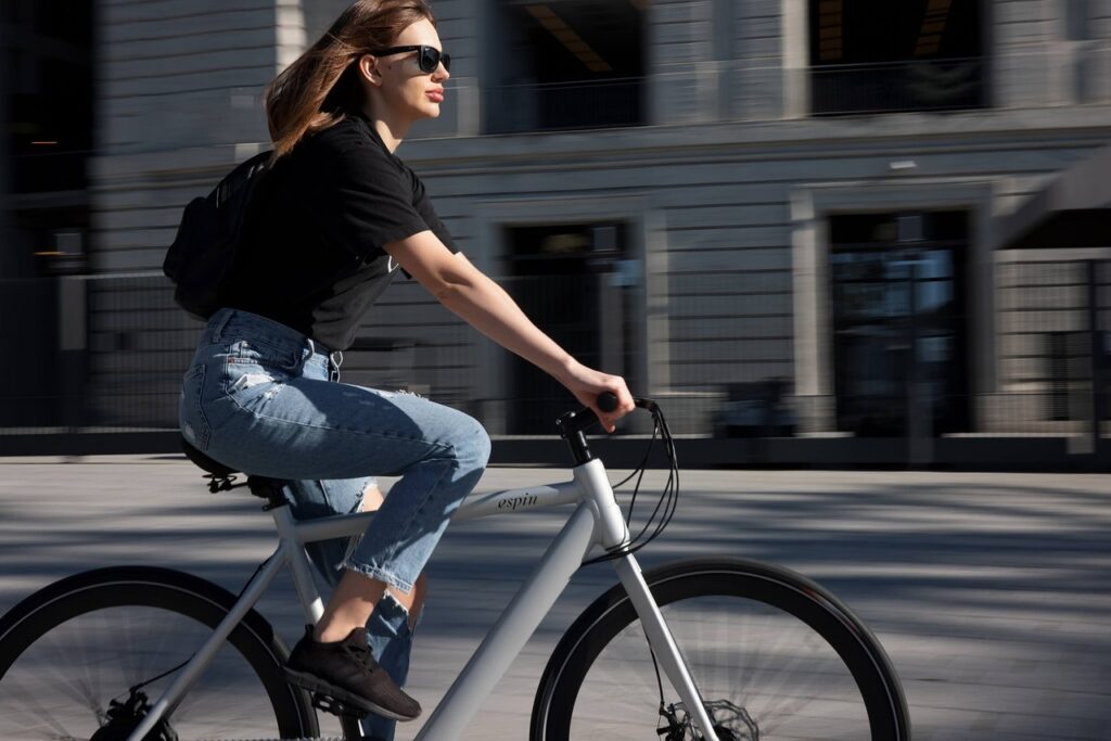 Symbolbild: Frau auf E-Bike.