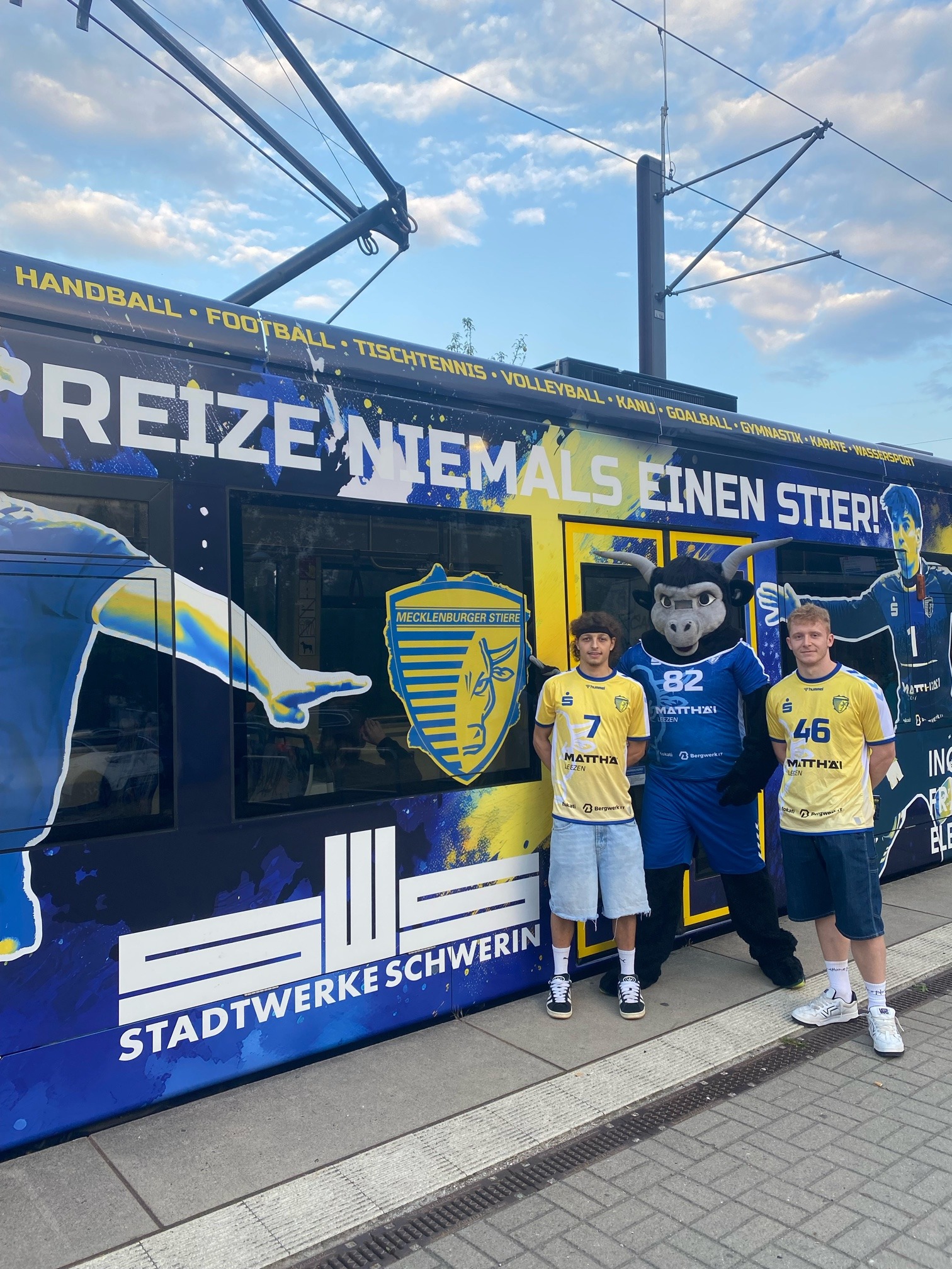 Handballspieler auf Straßenbahn zu sehen: Mit Schulkindern neue Stiere-Bahn eingeweiht 