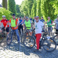 Das „Stadtradeln“ hat in Schwerin bereits Tradition: Bei der 11. Auflage vom 13. Mai bis 2. Juni 2024 legten 1.494 radbegeisterte Schwerinerinnen und Schweriner in 104 Teams insgesamt 284.647 Kilometer zurück und erreichten einen neuen Teilnehmerrekord.