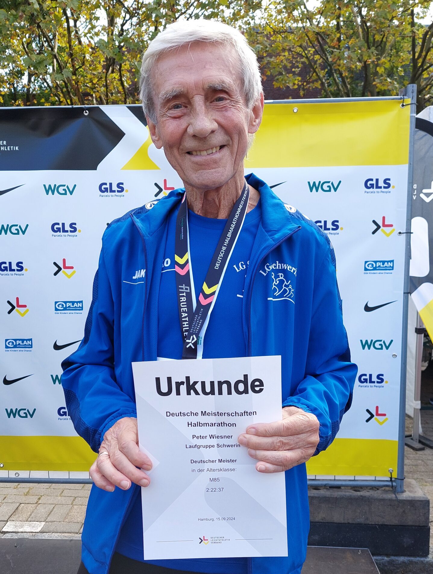 Im Laufschritt zum Erfolg: 85-jähriger Peter Wiesner triumphiert beim Wandsbeker Halbmarathon 