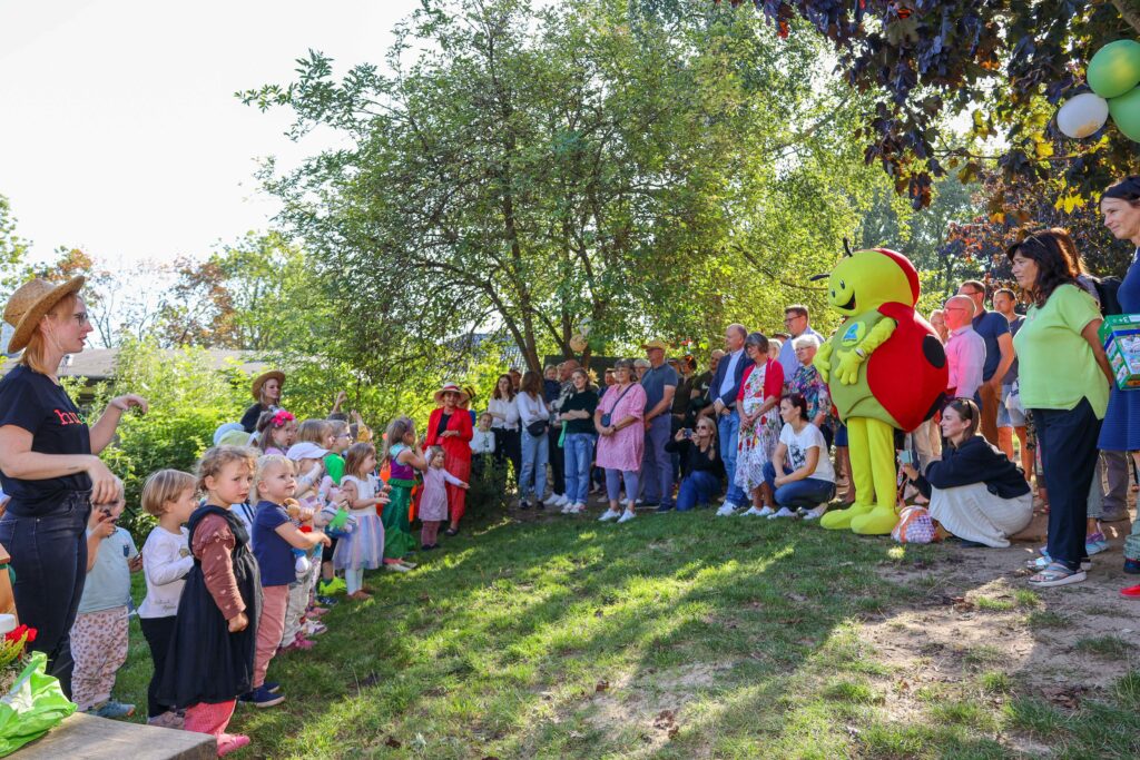 Zahlreiche Gäste, Eltern, Großeltern und natürlich Kita-Maskottchen Fiete lauschten dem Programm. Foto: Steffen Holz