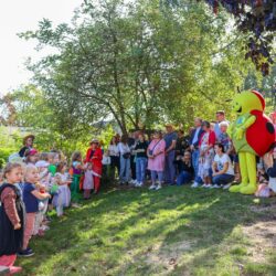 Zahlreiche Gäste, Eltern, Großeltern und natürlich Kita-Maskottchen Fiete lauschten dem Programm. Foto: Steffen Holz