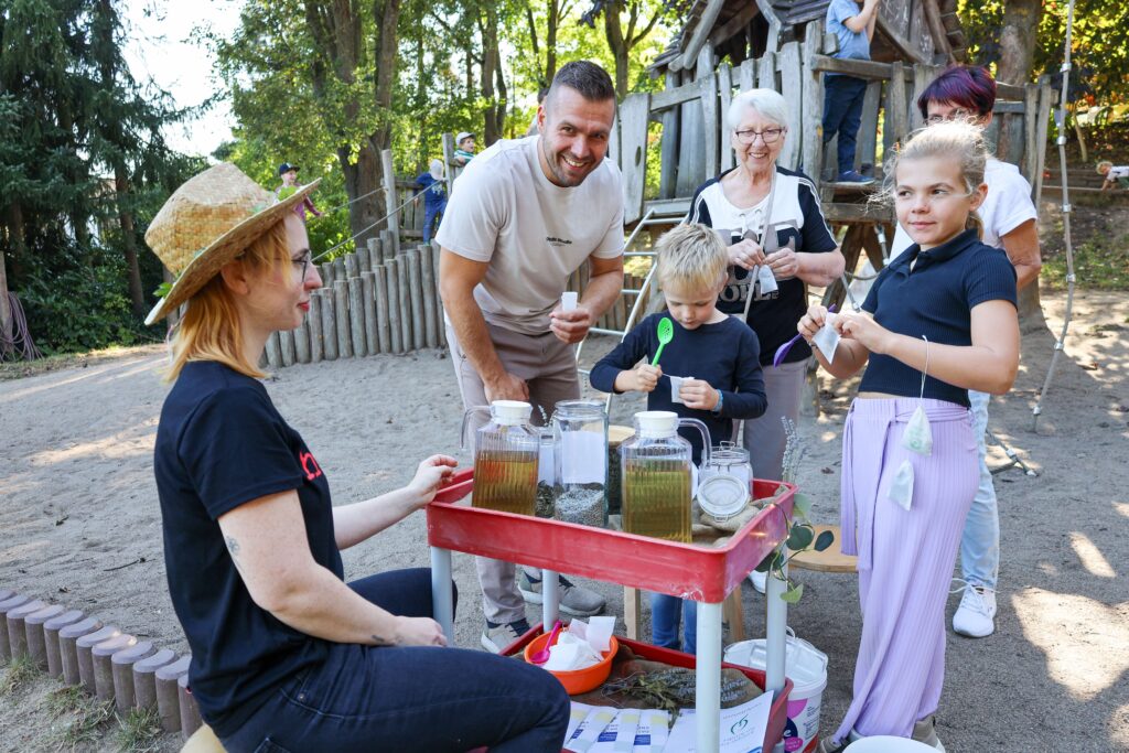 Erfrischender Tee mit Kräutern aus eigenem Anbau der Kita erfrischte die Gäste. Foto: Steffen Holz