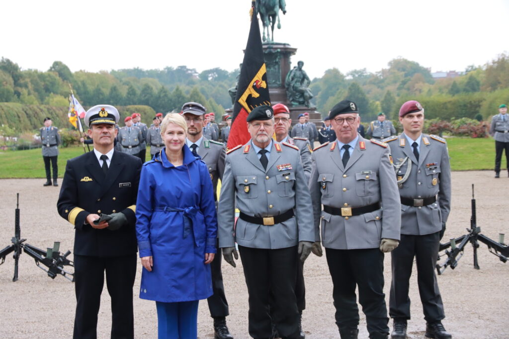 Flottillenadmiral Ulrich Reineke, Ministerpräsidentin von Mecklenburg-Vorpommern und Präsidentin des Bundesrates Manuela Schwesig, Brigadegeneral Uwe Nerger, Generalmajor Andreas Henne (v.l.n.r.) - Der Übergabappelle wurde in der Öffentlichkeit im Schlossgarten Schwerin durchgeführt. / Weiterer Text über ots und www.presseportal.de/nr/170621 / Die Verwendung dieses Bildes für redaktionelle Zwecke ist unter Beachtung aller mitgeteilten Nutzungsbedingungen zulässig und dann auch honorarfrei. Veröffentlichung ausschließlich mit Bildrechte-Hinweis.Bildrechte:Bundeswehr/MoldtFotograf:Sebastian Moldt