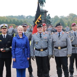 Flottillenadmiral Ulrich Reineke, Ministerpräsidentin von Mecklenburg-Vorpommern und Präsidentin des Bundesrates Manuela Schwesig, Brigadegeneral Uwe Nerger, Generalmajor Andreas Henne (v.l.n.r.) - Der Übergabappelle wurde in der Öffentlichkeit im Schlossgarten Schwerin durchgeführt. / Weiterer Text über ots und www.presseportal.de/nr/170621 / Die Verwendung dieses Bildes für redaktionelle Zwecke ist unter Beachtung aller mitgeteilten Nutzungsbedingungen zulässig und dann auch honorarfrei. Veröffentlichung ausschließlich mit Bildrechte-Hinweis. Bildrechte:Bundeswehr/MoldtFotograf:Sebastian Moldt